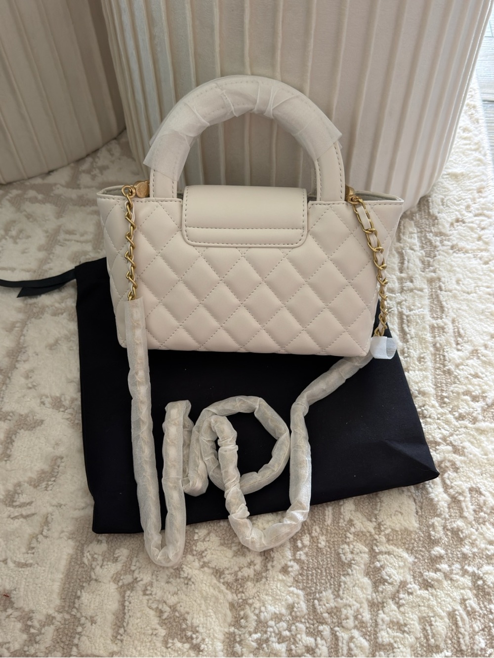 Chanel makeup bag white - Picture 3 of 4